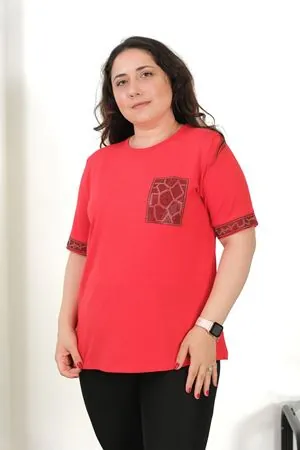 RENKTE BÜYÜK BEDEN CEP VE KOLU TAŞLI KIRMIZI BLUZ