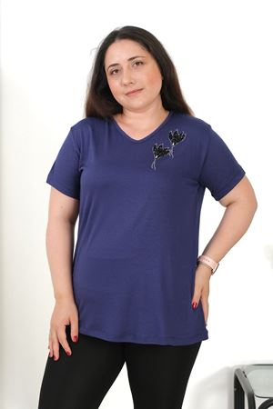 RENKTE BÜYÜK BEDEN LALE DESENLİ TAŞLI KISA KOL LACİVERT BLUZ