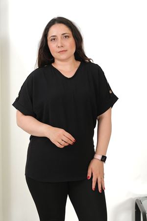 RENKTE BÜYÜK BEDEN OMUZLARI DÜĞMELİ V YAKA SİYAH BLUZ
