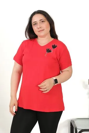 RENKTE BÜYÜK BEDEN LALE DESENLİ TAŞLI KISA KOL KIRMIZI BLUZ