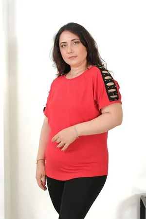 RENKTE OMUZLARI SİMLİ LAZER KESİM KIRMIZI BLUZ