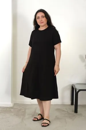 RENKTE BÜYÜK BEDEN SIFIR YAKA KISA KOL SİYAH ESNEK ELBİSE