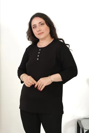 RENKTE BÜYÜK BEDEN KUŞGÖZÜ DETAY SİYAH KAPRİ KOL BLUZ