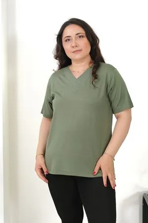 RENKTE BÜYÜK BEDEN V TAŞLI KISA KOL HAKİ BLUZ