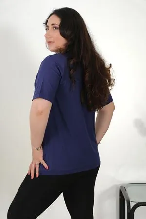 RENKTE BÜYÜK BEDEN TAŞLI KISA KOL LACİVERT BLUZ