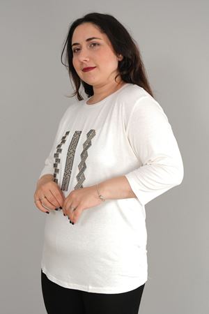 RENKTE BÜYÜK BEDEN DİKİNE 3 ETNİK DESEN TAŞLI KAPRİ KOL BEYAZ BLUZ