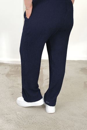 RENKTE BÜYÜK BEDEN CEPLİ BELİ LASTİKLİ LACİVERT BOL PAÇA PANTALON