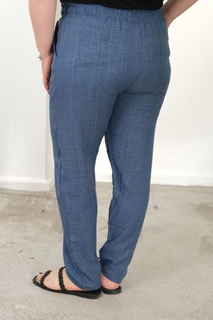 RENKTE BÜYÜK BEDEN DAR PAÇA CEPLİ İNDİGO PANTALON