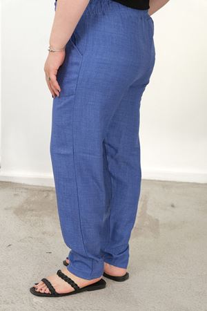 RENKTE BÜYÜK BEDEN DAR PAÇA CEPLİ MAVİ PANTALON