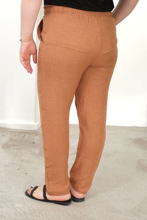 RENKTE BÜYÜK BEDEN DAR PAÇA CEPLİ TABA PANTALON