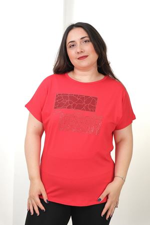 RENKTE BÜYÜK BEDEN YAZI VE NATUREL TAŞLI KIRMIZI BLUZ