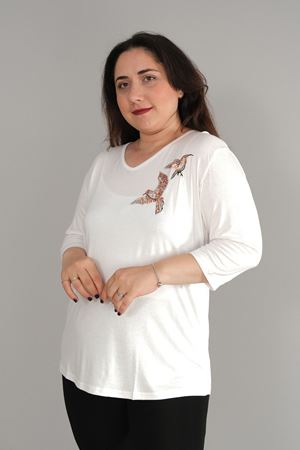 RENKTE BÜYÜK BEDEN PULLU KUŞLU KAPRİ KOL BEYAZ BLUZ