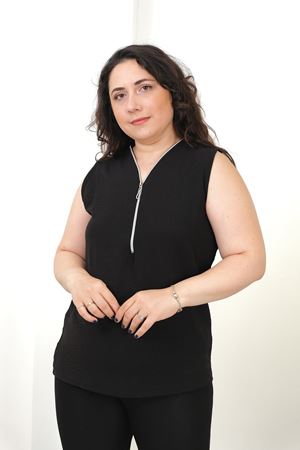 RENKTE BÜYÜK BEDEN AYROBİN FERMUARLI ASKILI SİYAH BLUZ