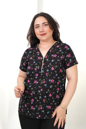 RENKTE BÜYÜK BEDEN FERMUARLI DESENLİ KISA KOL BLUZ