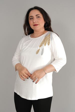 RENKTE BÜYÜK BEDEN YAPRAK PUL DETAYLI BEYAZ BLUZ