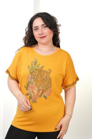 RENKTE BÜYÜK BEDEN ÖNÜ ÇİÇEKLİ KAPLAN TAŞLI HARDAL BLUZ