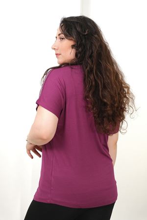 RENKTE BÜYÜK BEDEN OMUZ VE CEP YILAN DESEN TAŞLI MOR BLUZ