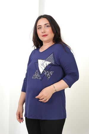 RENKTE BÜYÜK BEDEN ÜÇGEN TAŞLI VE BASKILI KAPRİ KOL LACİVERT BLUZ