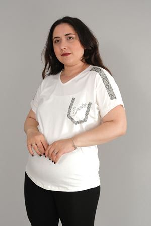 RENKTE BÜYÜK BEDEN OMUZ VE CEP YILAN DESEN TAŞLI BEYAZ BLUZ
