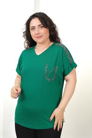 RENKTE BÜYÜK BEDEN OMUZ VE CEP YILAN DESEN TAŞLI YEŞİL BLUZ
