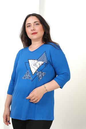 RENKTE BÜYÜK BEDEN ÜÇGEN TAŞLI VE BASKILI KAPRİ KOL SAKS BLUZ
