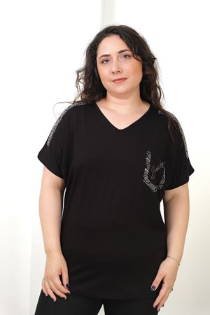 RENKTE BÜYÜK BEDEN OMUZ VE CEP YILAN DESEN TAŞLI SİYAH BLUZ