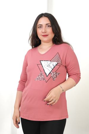 RENKTE BÜYÜK BEDEN ÜÇGEN TAŞLI VE BASKILI KAPRİ KOL PUDRA BLUZ
