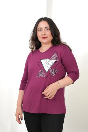 RENKTE BÜYÜK BEDEN ÜÇGEN TAŞLI VE BASKILI KAPRİ KOL MOR BLUZ
