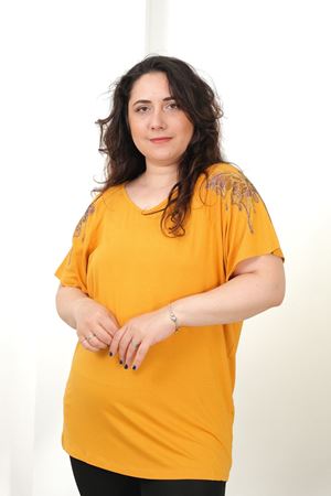 RENKTE BÜYÜK BEDEN OMUZLARI KELEBEK TAŞLI HARDAL BLUZ