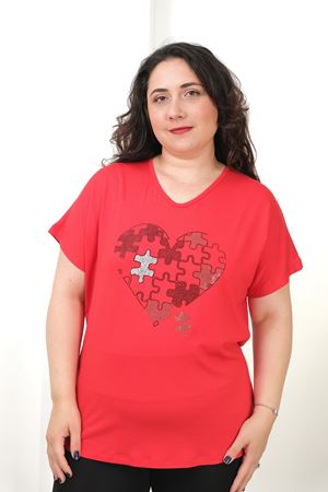 RENKTE BÜYÜK BEDEN KALP PUZZLE TAŞLI V YAKA KIRMIZI BLUZ