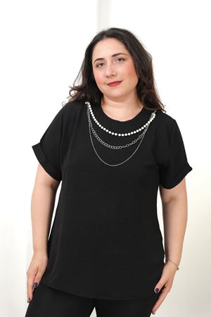 RENKTE BÜYÜK BEDEN AYROBİN KOLYELİ SİYAH BLUZ