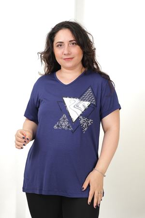RENKTE BÜYÜK BEDEN ÜÇGEN TAŞLI VE BASKILI LACİVERT BLUZ