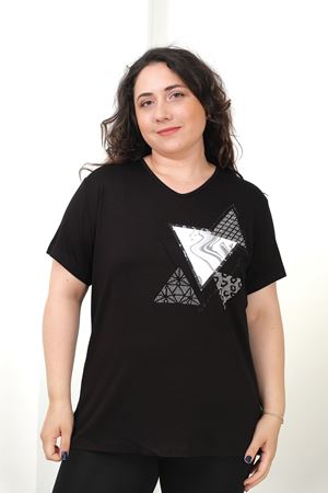 RENKTE BÜYÜK BEDEN ÜÇGEN TAŞLI VE BASKILI SİYAH BLUZ