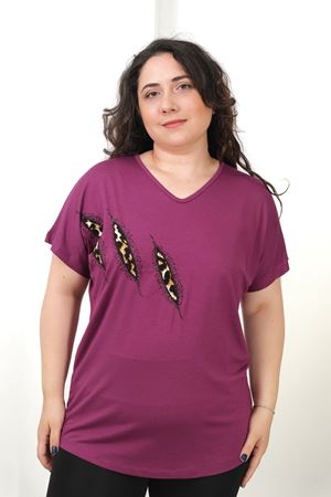 RENKTE BÜYÜK BEDEN GÖĞSÜ PULLU LEOPAR APLİKELİ MOR BLUZ