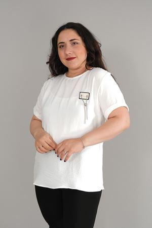 RENKTE BÜYÜK BEDEN AYROBİN ZİNCİRLİ ARMA DETAYLI BEYAZ BLUZ