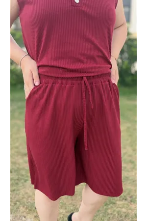 RENKTE ÖZEL ÜRETİM YAKA DETAYLI KAŞKORSE ŞORTLU BORDO TAKIM