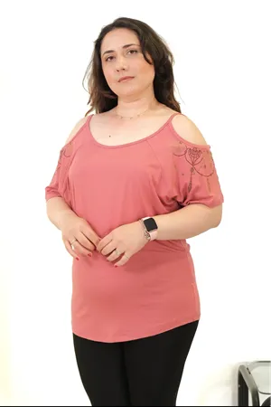 RENKTE BÜYÜK BEDEN OMUZLARI PENCERELİ KOLLARI TAŞLI PUDRA BLUZ