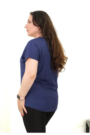 RENKTE BÜYÜK BEDEN ÇİFT PENCERELİ KOLYELİ LACİVERT BLUZ