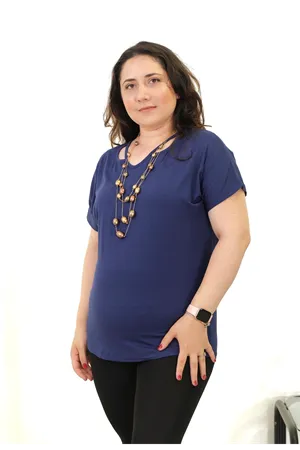 RENKTE BÜYÜK BEDEN ÇİFT PENCERELİ KOLYELİ LACİVERT BLUZ