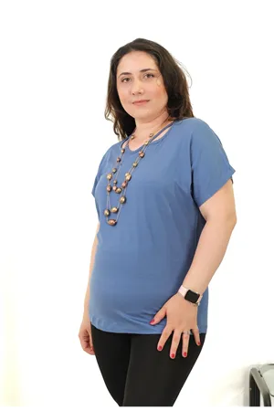 RENKTE BÜYÜK BEDEN ÇİFT PENCERELİ KOLYELİ İNDİGO BLUZ