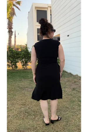 RENKTE BÜYÜK BEDEN ÇİÇEK TOKALI KRUVAZE SİYAH ELBİSE