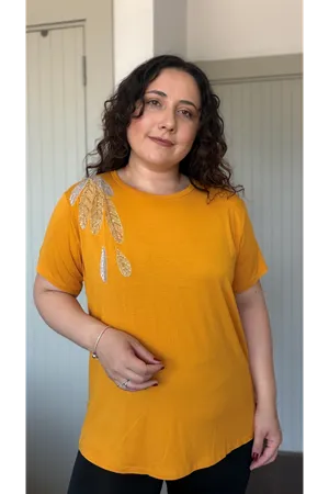 RENKTE BÜYÜK BEDEN YAPRAK PUL DETAYLI KISA KOL HARDAL BLUZ