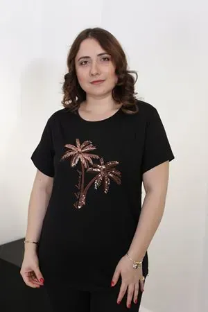 RENKTE BÜYÜK BEDEN PALMİYE PUL NAKIŞLI KISA KOL SİYAH BLUZ