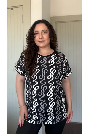 RENKTE BÜYÜK BEDEN ÖN DESENLİ ARKASI DÜZ RENK BLUZ