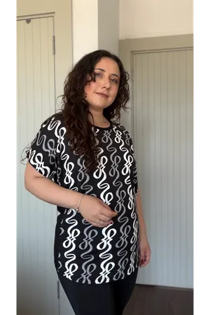 RENKTE BÜYÜK BEDEN ÖN DESENLİ ARKASI DÜZ RENK BLUZ