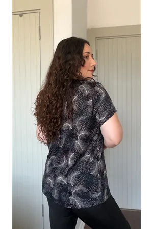 RENKTE BÜYÜK BEDEN FERMUARLI DESENLİ BLUZ