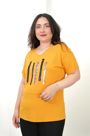 RENKTE BÜYÜK BEDEN DİK PUL DETAYLI KISA KOL HARDAL BLUZ