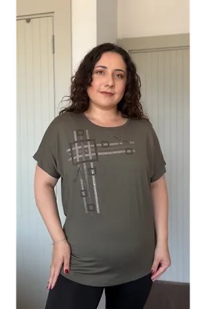 RENKTE BÜYÜK BEDEN DESENLİ VE YUSUFÇUK TAŞLI HAKİ BLUZ