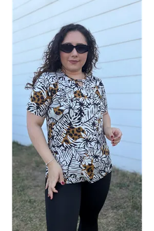 RENKTE BÜYÜK BEDEN YAKA BROŞLU DESENLİ BLUZ