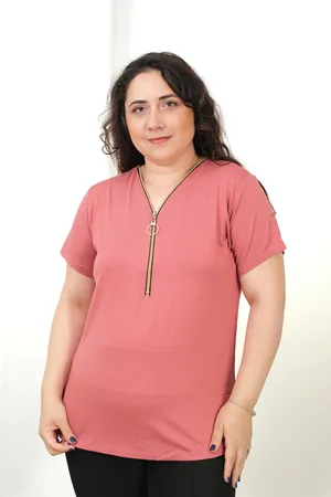 RENKTE BÜYÜK BEDEN KISA KOLLU FERMUARLI PUDRA BLUZ